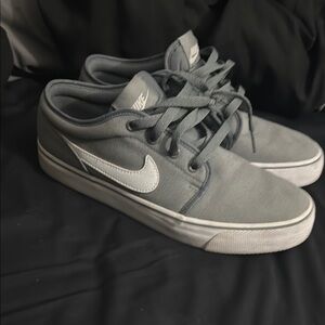 Nike Men's low ? grey/white size 8.5M/10W have an identical pair that are tag SB